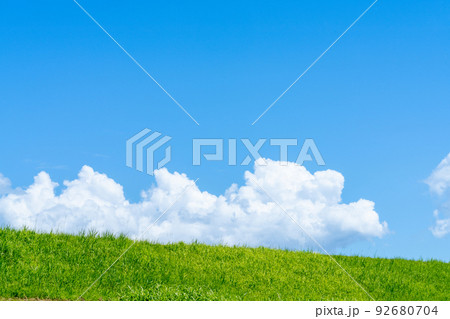 青い空・白い雲と夏の草 92680704