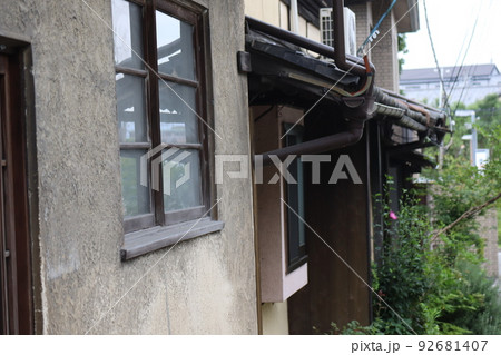 古い日本家屋の建ち並ぶ町並みの風景 古い日本家屋の建ち並ぶ町並みの風景 92681407