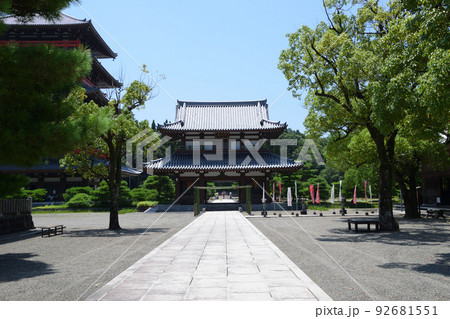蓮華院誕生寺奥の院・仁王門 92681551