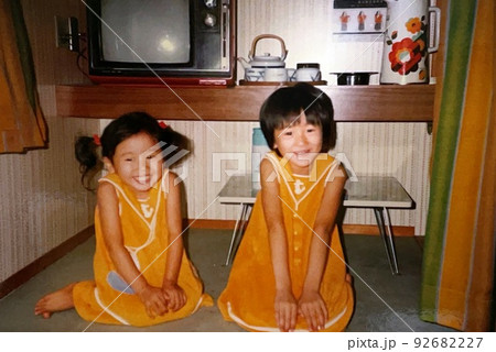 昭和50年代　フェリーの部屋でお揃いのワンピースを着た姉妹 92682227