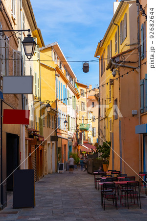 Narrow streets in French town of Hyeres in summer day 92682644