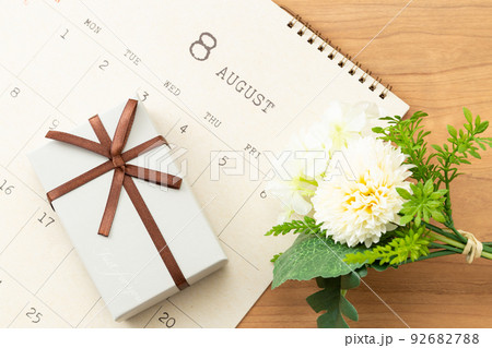 カレンダーとプレゼント 92682788