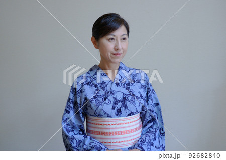 藍染の浴衣を着た笑顔の中年女性 92682840