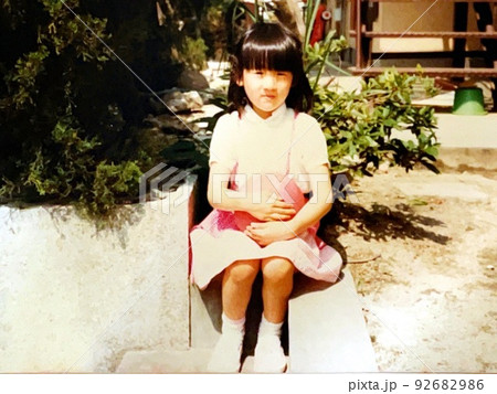 昭和50年代　屋外でボールを持って座っている女の子 92682986