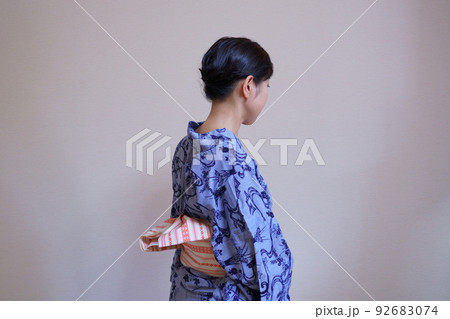 藍染の浴衣を着た女性の後ろ姿　帯結び 92683074