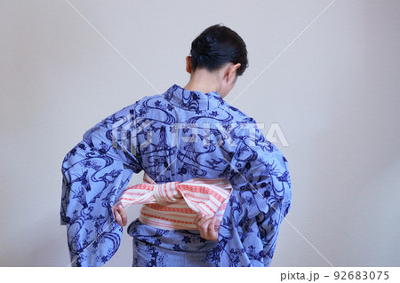藍染の浴衣を着る女性の後ろ姿 帯結び 藍染の浴衣を着る女性の後ろ姿 帯結び 92683075