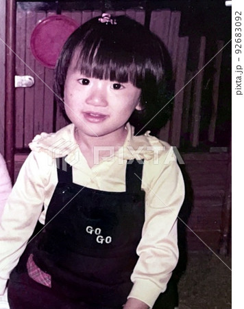昭和50年代 室内で笑顔でカメラ目線の女の子 昭和50年代 室内で笑顔でカメラ目線の女の子 92683092