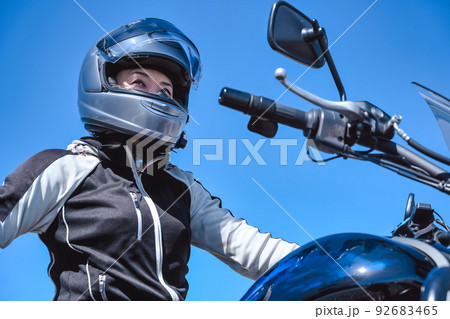 大型アメリカンバイクで横浜をツーリングする笑顔の女性ライダー 92683465