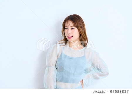 私服の若い女性　シースルーファッション 92683837
