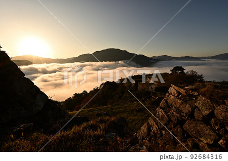 竹田城の雲海 92684316