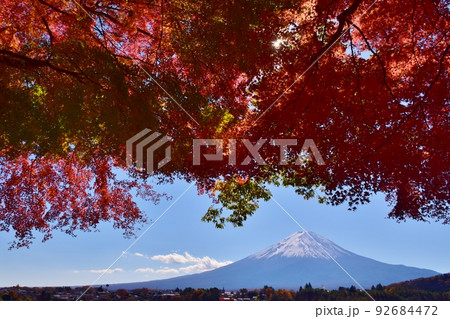 秋の河口湖 紅葉と富士山 秋の河口湖 紅葉と富士山 92684472