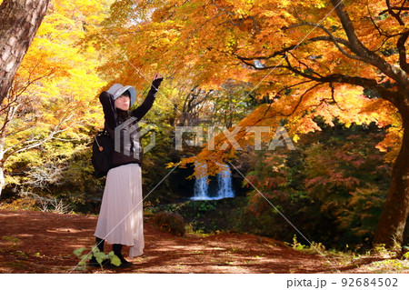 女性一人旅紅葉狩り風景 92684502