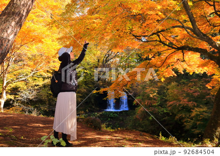 女性一人旅紅葉狩り風景 92684504