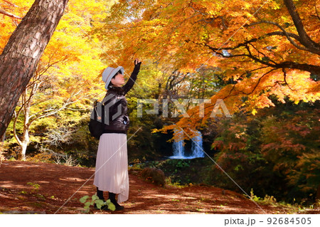 女性一人旅紅葉狩り風景 92684505