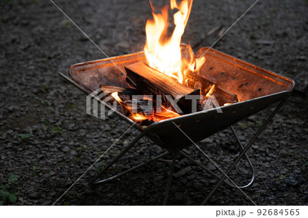 キャンプで焚き火 92684565