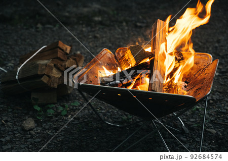 キャンプで焚き火 92684574