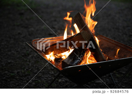 キャンプで焚き火 92684576