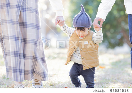 よちよち歩きの男の子 92684618