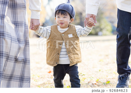 よちよち歩きの男の子 92684623