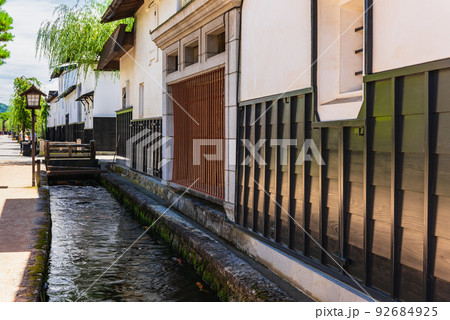 飛騨古川　瀬戸川と白壁土蔵街 92684925