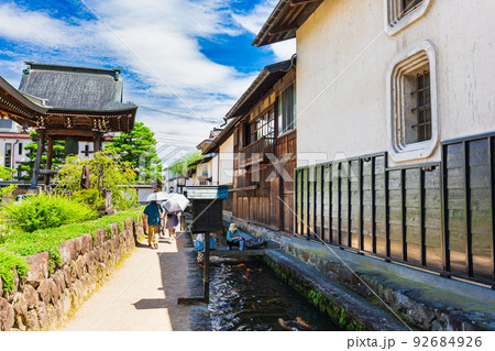 飛騨古川　瀬戸川と白壁土蔵街 92684926