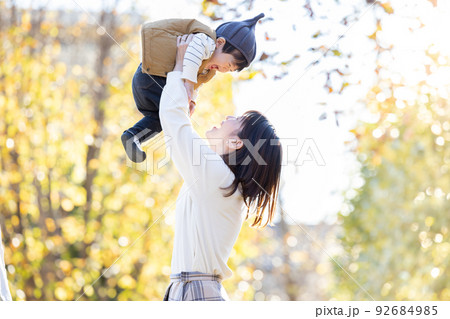 ファミリーのポートレート　ママと男の子　 92684985