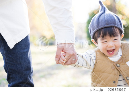 よちよち歩きの男の子 92685067