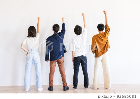 男女　後ろ姿　チームワーク 92685081