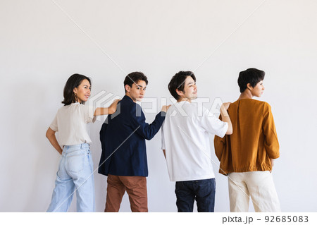 男女　チームワーク 92685083