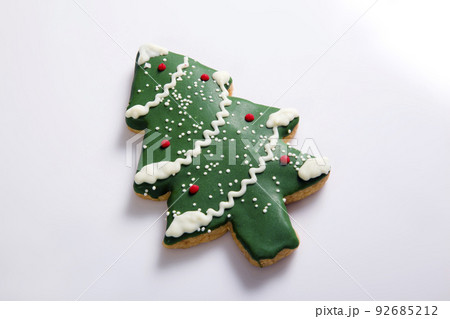 Cute gingerbread decorated with icing Christmas gingerbread in the shape of a Christmas tree. 92685212