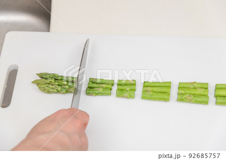 【アスパラガスを三徳包丁で切る】 【アスパラガスを三徳包丁で切る】 92685757