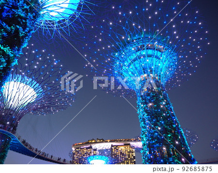 シンガポール　スパーツリーライトアップ 92685875