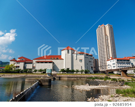 快晴の宝塚 宝塚大劇場と高層マンション 快晴の宝塚 宝塚大劇場と高層マンション 92685954