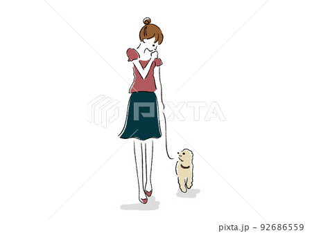 犬と散歩中の女性 92686559