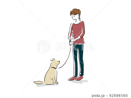 犬と散歩中の女性 92686560