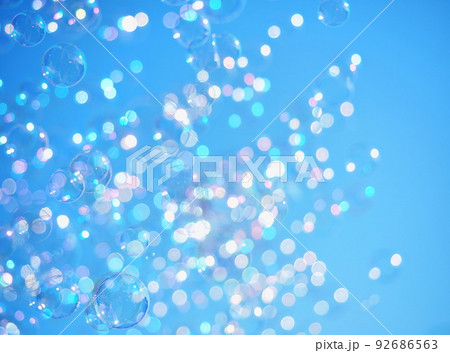 シャボン玉　乱反射する空 92686563