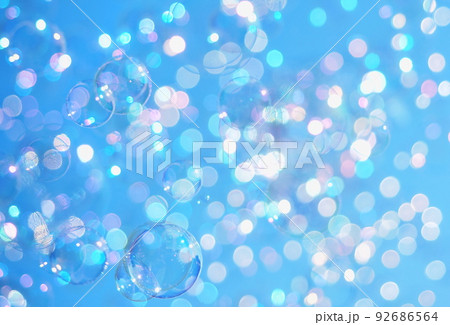 シャボン玉　乱反射する空 92686564