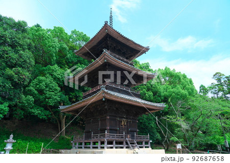 五流尊瀧院三重塔と夏の青空1 岡山県倉敷市 五流尊瀧院三重塔と夏の青空1 岡山県倉敷市 92687658