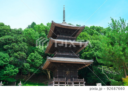 五流尊瀧院三重塔と夏の青空2　岡山県倉敷市 92687660