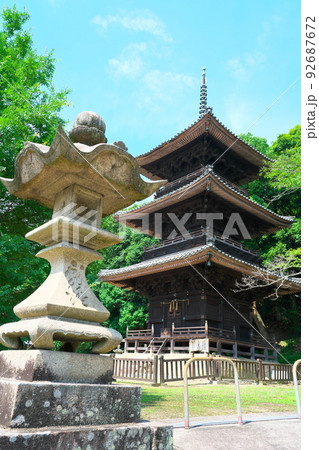 五流尊瀧院三重塔と石灯籠と夏の青空1 岡山県倉敷市 五流尊瀧院三重塔と石灯籠と夏の青空1 岡山県倉敷市 92687672