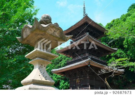 五流尊瀧院三重塔と石灯籠と夏の青空2 岡山県倉敷市 五流尊瀧院三重塔と石灯籠と夏の青空2 岡山県倉敷市 92687673