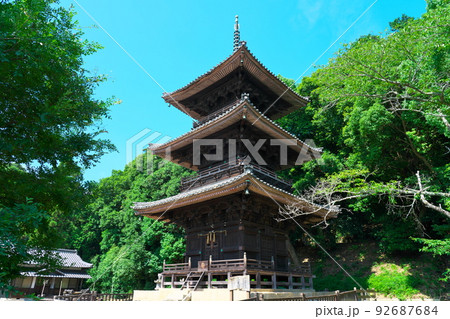 五流尊瀧院三重塔と夏の青空6　岡山県倉敷市 92687684