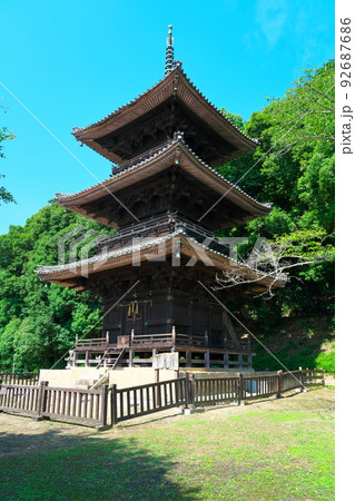 五流尊瀧院三重塔と夏の青空7　岡山県倉敷市 92687686