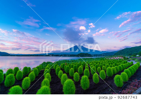 【富士山素材】夏の河口湖から見る富士山【山梨県】 92687743