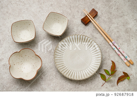 紅葉した南天の葉と食器の背景。食欲の秋。 92687918