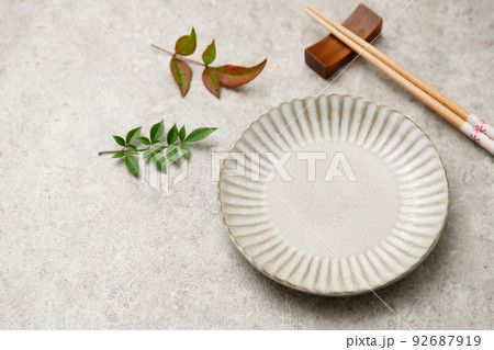 紅葉した南天の葉と食器の背景。食欲の秋。 92687919