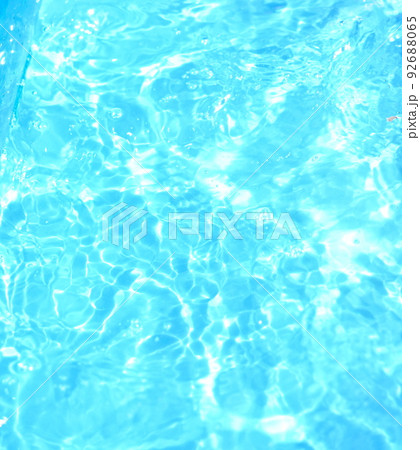 プールの水面　波模様 92688065