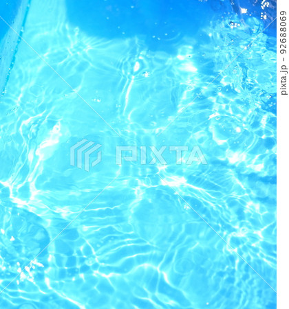 プールの水面 波模様 プールの水面 波模様 92688069