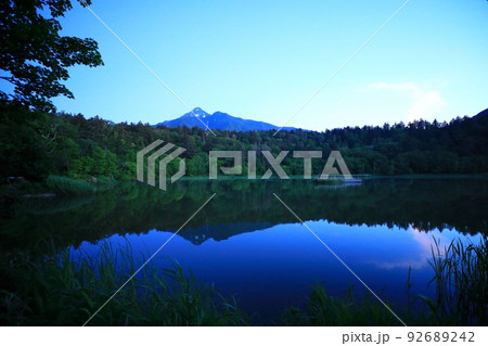残照に映える初夏の姫沼と利尻山 残照に映える初夏の姫沼と利尻山 92689242