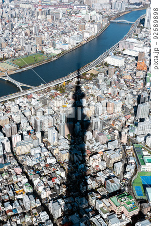 東京都墨田区　東京スカイツリーの影（シルエット　日時計イメージ）と周辺の街並み 92689898